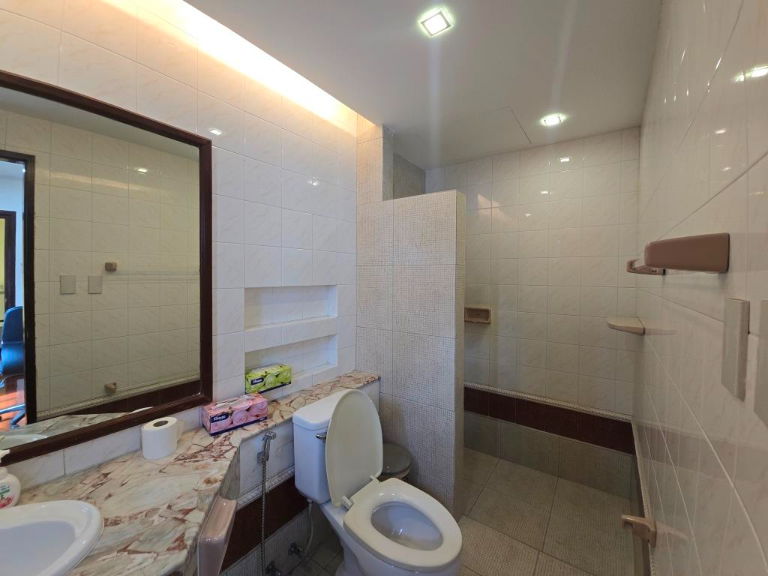 รูป บ้านเเฝด 4 ชั้นเล่นระดับเหมาะสำหรับโฮมออฟฟิส มี 5 ห้องนอน 350 ตรม.10 นาทีเดินถึงสถานีรถไฟฟ้าอารีย์ - รูปที่ 78/115