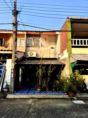 ทาวน์โฮม กรุงเทพมหานคร : ทาวน์เฮ้าส์ 2 ชั้น หมู่บ้านศรีกาญจน์ติดถนนสรงประภา