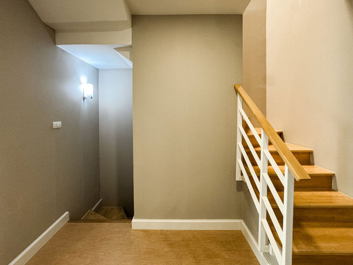 รูป CS130   🏡ทาวน์โฮม 3 ชั้น สไตล์ Modern Iconic ตอบโจทย์ทุกวัยในครอบครัวคุณ บ้านเทียบมือหนึ่ง ต่อเติมเต็มพื้นที่ เดินทางสะดวก ราคาคุ้มค่าในทำเลทอง - รูปที่ 17/28