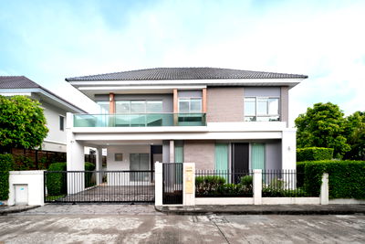 บ้านเดี่ยว ถนนราชพฤกษ์ : Perfect Place รัตนาธิเบศร์ - ไทรม้า 📍 บ้านเดี่ยว แปลงมุม ทิศใต้ 4 นอน 5 น้ำ หลังใหญ่ ใกล้รถไฟฟ้า ในงบเพียง 9 ล้าน!