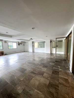 คอนโดให้เช่า : วีไอพีคอนโด วิภาวดีซอย 20 ห้องชั้น 1 กว้างขวางเหมาะทำออฟฟิศและร้านค้า