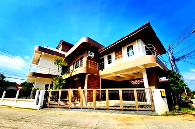 เช่าบ้านเดี่ยว รร.มงฟอร์ตวิทยาลัย แผนกประถม : บ้านหรูให้เช่า บ้าน 2 ชั้นครึ่ง พื้นที่ 500 ตร.ม. วิวดอยสุเทพแบบ Panorama