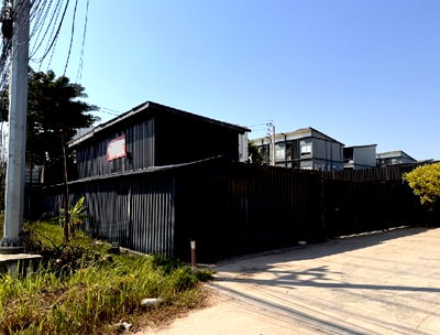 เช่าโรงงาน ถนนศรีนครินทร์-ร่มเกล้า :  ให้เช่าพื้นที่ , โกดังพร้อมสำนักงาน , ติดถนนพัฒนาชนบท 3 ลาดกระบัง / พื้นที่ดิน 147 ตารางวา / พื้นที่ใช้สอยรวมกว่า 400 ตารางเมตร / เหมาะหลากหลายธุรกิจ