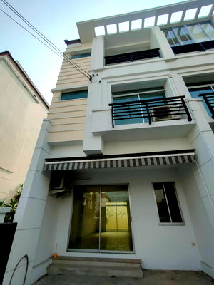 Townhouses for sale Soi On Nut (Sukhumvit 77) : 🏡 Luxury Corner Townhome | River View | Fully Furnished Monaco Style