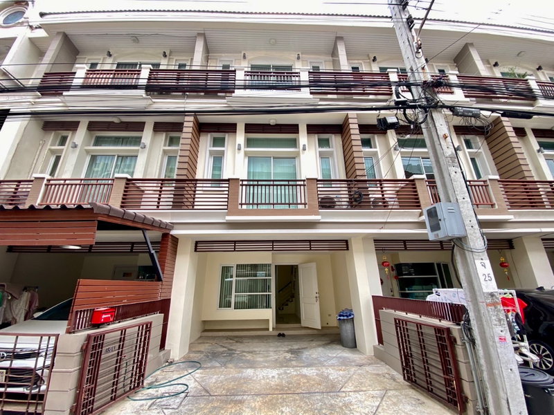 ทาวน์โฮมให้เช่า : ให้เช่า ทาวน์โฮม 3 ชั้น Premium Place 8 เอกมัย–รามอินทรา บ้านสไตล์โมเดิร์น พื้นที่ใหญ่ ทำเลเลียบด่วน เข้าเมืองง่าย