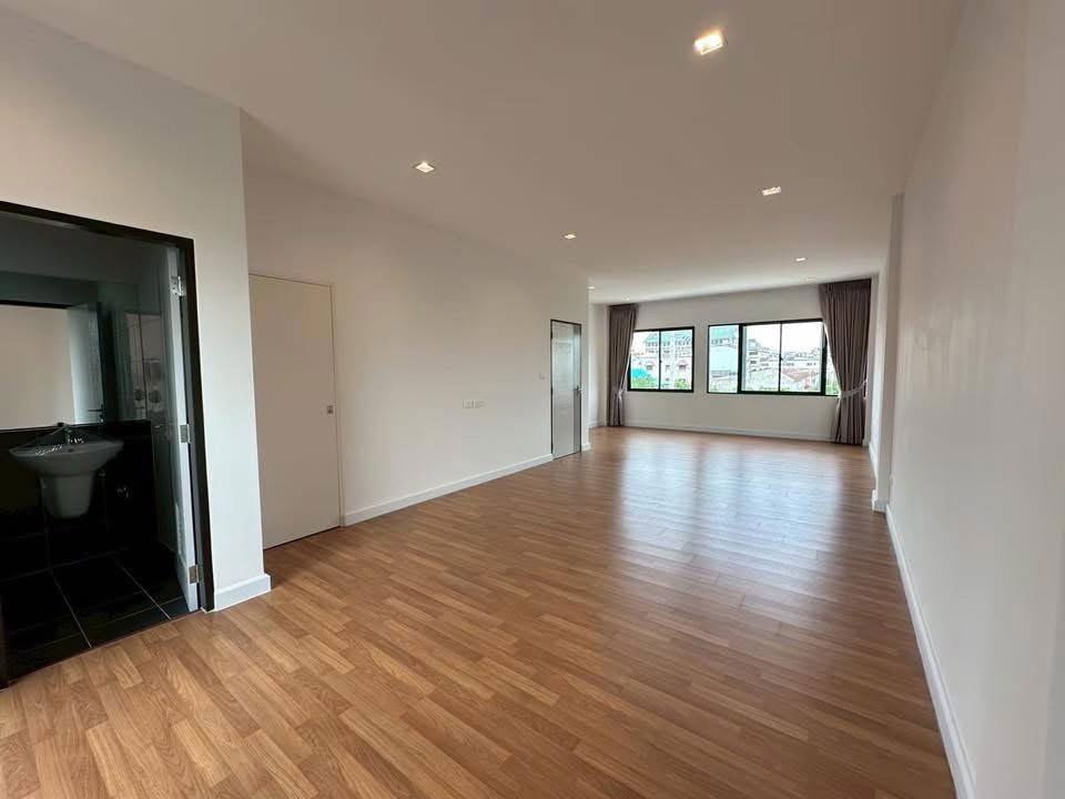 รูป WS6633 🏡 ทาวน์โฮมใหม่ ให้เช่า | อยู่ + ทำธุรกิจในที่เดียว ใกล้ทางด่วนเอกมัย–รามอินทรา เพียง 45,000 บาท/เดือน  - รูปที่ 8/11