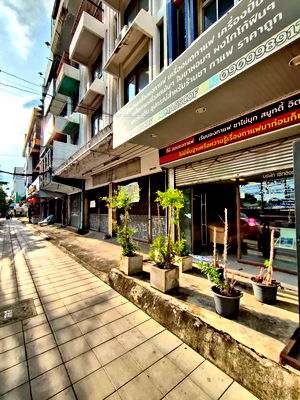 Shophouses for sale ม.เอแบค : Urgent sale, commercial building, 23 meters deep, 4 floors high + mezzanine and rooftop, between Lat Phrao Soi 99 -101.