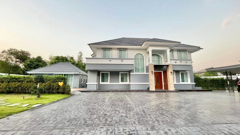 Houses for rent : Luxury House with Private Swimming Pool at Baan Suan Neramit (Or Ngoen–Ramintra)