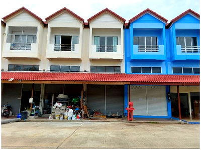 Shophouses for sale Lamphun Industrial Estate : FOR SALE  COMMERCIAL BUILDING PROPERTY  1925000 BAHT.