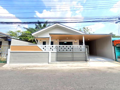 บ้านเดี่ยว วิทยาลัยพยาบาลบรมราชชนนีนพรัตน์วชิระ : บ้านเดี่ยวชั้นเดียว แต่งใหม่ทั้งหมด กว้าง สวยมาก หมู่บ้าน แสงอรุณ  รีโนเวทใหม่ทั้งหลัง ถนนรามอินทรา ซอย68 แยก7 คันนายาว มีชั้นลอยกว้างขวาง