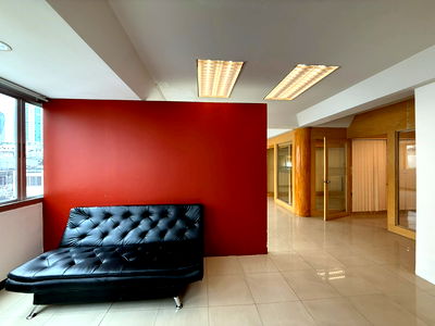 เช่าสำนักงาน วิทยาลัยสารพัดช่างธนบุรี : ให้เช่า สำนักงาน อาคารเอสกรุ๊ป  ตั้งอยู่ศูนย์กลางธุรกิจ (CBD)เพชรบุรี 33 ใกล้ BTS ชิดลม และ Airport Link ราชปรารถ   พื้นที่ 110 ตรม เหลืออีก2 ห้อง