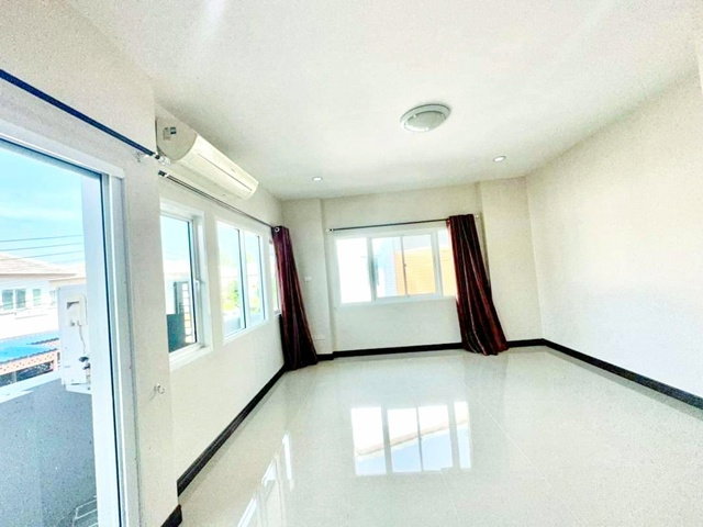 รูป ถูกสุดในโครงการ 45ตร.วา. ขายขาดทุน30% ขายบ้านเดี่ยวใหญ่ 2 ชั้น บางพระ 3 นอน 3 น้ำ รร.อัสสัมชัญ ศรีราชา 2.6 กม. ติดแอร์ทุกห้องนอน - รูปที่ 2/8