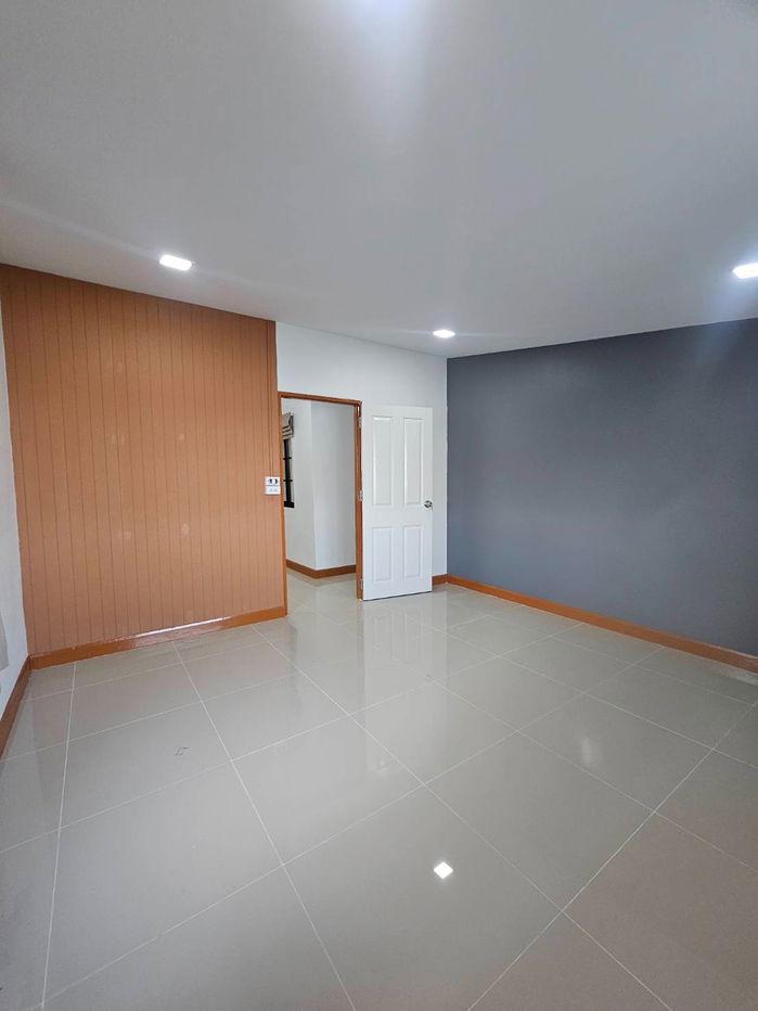 รูป บ้านทาวน์เฮ้าส์รีโนเวทใหม่ ทำเลดี หมู่บ้าน สินอนันต์ มีเทอเรสหน้าบ้านกว้างๆ และระเบียงด้านหลัง แต่งพร้อมอยู่ เลียบวารี 55 ถนนเลียบวารี โคกแฝด หนองจอก  - รูปที่ 22/33