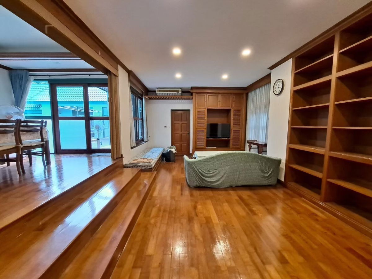 รูป  ขายบ้านเดี่ยว 2 ชั้น 210 ตรว. 400 ตรม. 5 ห้องนอน ซอยโชคชัย 4 เขตลาดพร้าว กรุงเทพ - รูปที่ 2/7