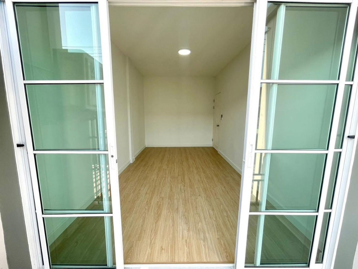 รูป ขายทาวน์โฮม ทรัพย์ยั่งยืน ตำหรุ บางปูใหม่ สมุทรปราการ รีโนเวทใหม่ มีพื้นที่หลังบ้านกว้าง - รูปที่ 11/11