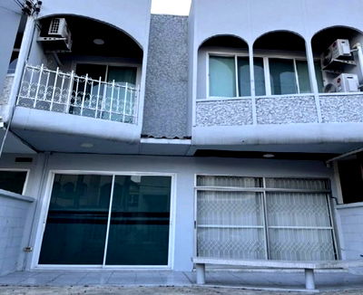 เช่าโฮมออฟฟิศ ม.นานาชาติแสตมฟอร์ด :  ให้เช่าทาวน์โฮม 2 ชั้น Renovate ใหม่ ซอยพัฒนาการ 23 จอดรถได้ 2-3 คัน แอร์ 4 เครื่อง เหมาะเป็นสำนักงาน จดบริษัทได้