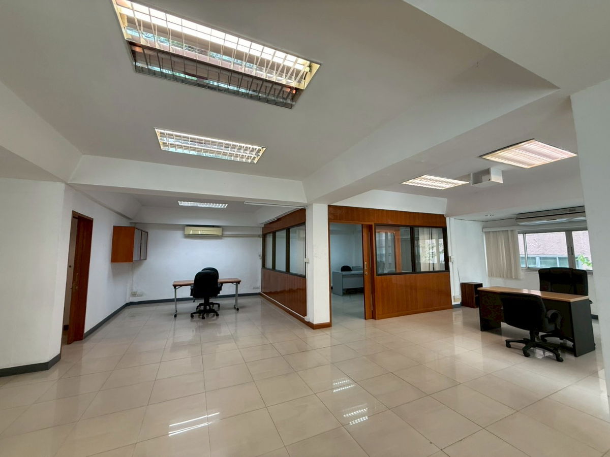 รูป ให้เช่า สำนักงาน อาคารเอสกรุ๊ป  ตั้งอยู่ศูนย์กลางธุรกิจ (CBD)เพชรบุรี 33 ใกล้ BTS ชิดลม และ Airport Link ราชปรารถ   พื้นที่ 110 ตรม เหลืออีก2 ห้อง - รูปที่ 3/18