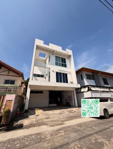 Home Office for Rent | Rama 9 – RCA 3-Storey Building + Rooftop Spacious layout for both working and living Prime city location near Central Rama 9