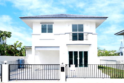 บ้านเดี่ยว ลำลูกกา ปทุมธานี : ขายราคาพิเศษ บ้านเดี่ยว 2 ชั้น ม.อิงลดา ขนาด 52.2 ตร.ว. 4 ห้องนอน 2 ห้องน้ำ หลังใหญ่ ถนนเมน  พร้อมเฟอร์  รีโนเวทใหม่ทั้งหลัง [ลำลูกกา-คลอง 4]