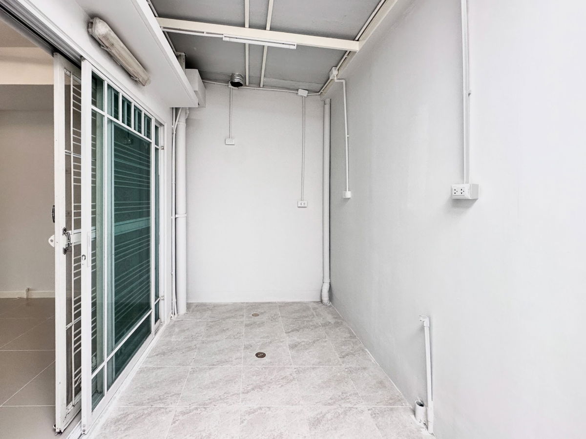 รูป CS153   "📍ขายทาวน์โฮม 2 ชั้น หมู่บ้าน วิลลาจจิโอ บางนา เพียง 1.69 ล้านบาท!!  บ้านรีโนเวทใหม่ พร้อมเข้าอยู่ - รูปที่ 12/29