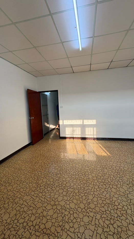 รูป บ้านเช่า ทาวน์โฮม 2 ชั้น ซอยเอกชัย 24 ตกแต่งใหม่ใกล้ตลาดของกินเพียบ  3ห้องนอน  1ห้องน้ำ  พร้อมที่จอดรถในบ้าน (คุณทิพย์ o891o77868) - รูปที่ 17/31