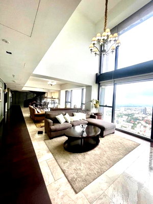 Condos for rent Charn Issara Tower : Luxury condo for rent at The Met, South Sathorn Road. Duplex unit, floors 54–55, Building D. Spacious area of 366 sq.m. 4 bedrooms, 5 bathrooms.