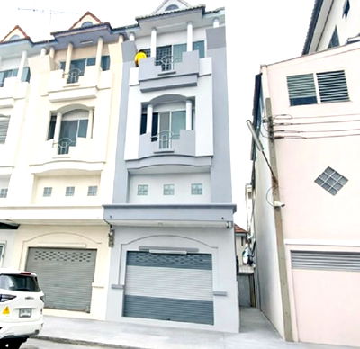 เช่าอาคารพาณิชย์ เขตลาดกระบัง : พระจอมเกล้าลาดกระบัง 4.2 กม. Big C เคหะร่มเกล้า 150 ม. 7-Eleven 50ม. 2แห่ง Lotus อาคารพาณิชย์ 3.5 ชั้น 3นอน 3น้ำ 20ตรว. 280ตรม. ให้เช่า