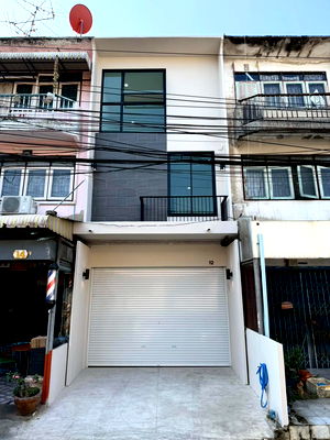 Houses for sale Lak Mueang Shrine, Nonthaburi : R032 🏠 Urgent Sale! 3-story building in a prime location, Nonthaburi Soi 46, near the main road. Only 3.99 Million Baht, transfer fees included.