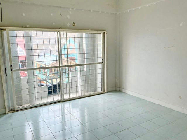 รูป พระจอมเกล้าลาดกระบัง 4.2 กม. Big C เคหะร่มเกล้า 150 ม. 7-Eleven 50ม. 2แห่ง Lotus อาคารพาณิชย์ 3.5 ชั้น 3นอน 3น้ำ 20ตรว. 280ตรม. ให้เช่า - รูปที่ 7/8