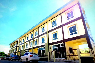 เช่าทาวน์โฮม ม.รังสิต : ให้เช่า บ้านสามชั้น 4 ห้องนอน 3 ห้องน้ำ ถนนสรงประภา ใกล้สนามบินดอนเมือง