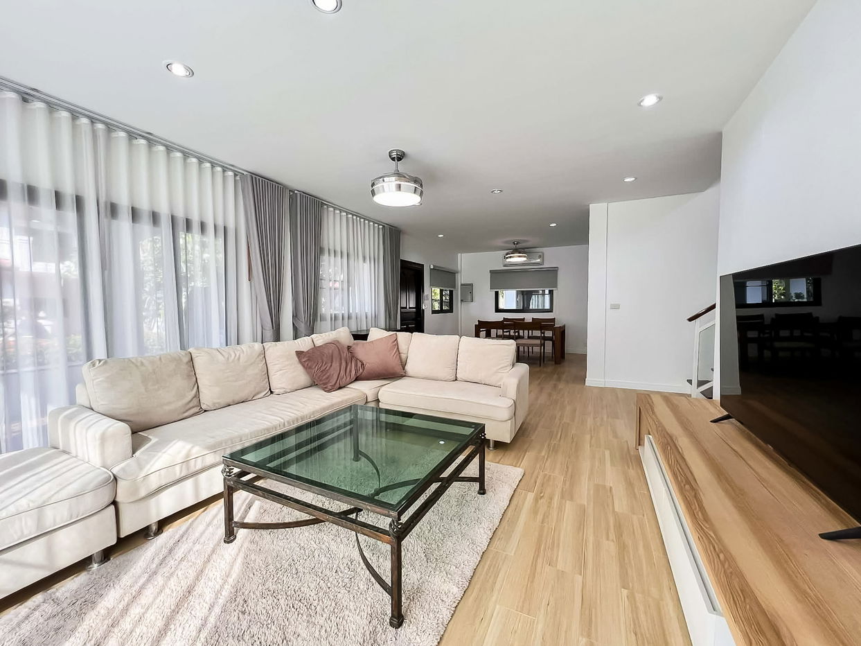 picture Beachfront Pool Villa for Sale in Na Jomtien - 2/18