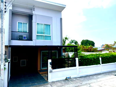 Townhouses for sale : House for sale in the heart of Bang Saen, near Burapha University and many restaurants. Includes side yard space. Ready to move in!