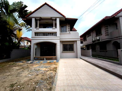 เช่าบ้านเดี่ยว กระทรวงพาณิชย์ นนทบุรี : ให้เช่าบ้านเดี่ยว 2 ชั้น หมู่บ้านมณียา ซอยท่าอิฐ  ถนนรัตนาธิเบศน์ นนทบุรี ปากซอยมีสถานีรถไฟฟ้าสายสีม่วง   พร้อมอยู่ 1 มีนาคม