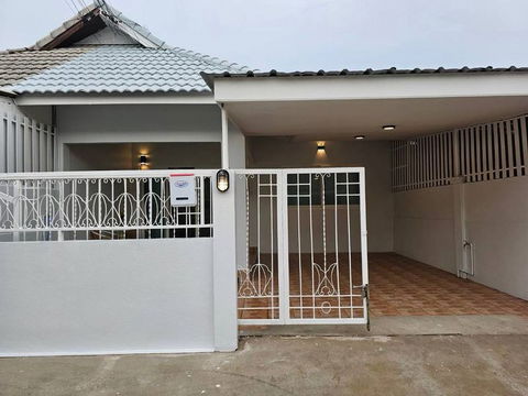 ขายทาวน์เฮ้าส์รีโนเวทใหม่ หมู่บ้าน รวิพร 2 ซอยเขาน้อย พัทยา ชลบุรี 