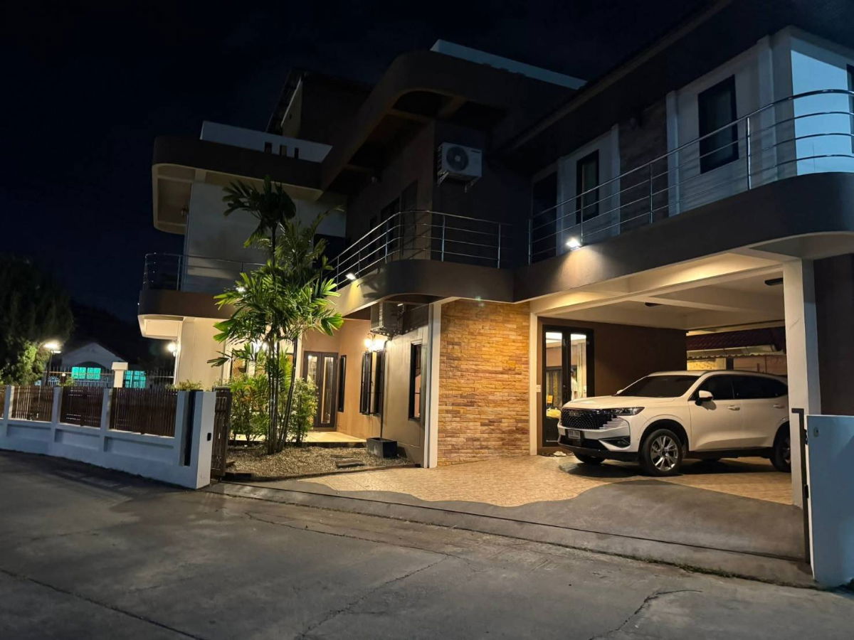 รูป ให้เช่าบ้านพร้อมอยู่ 2 ชั้นครึ่งสุดหรูขนาดใหญ่ พร้อมดาดฟ้าชมวิวดอยสุเทพ-เมืองเชียงใหม่ (R896) T.0946511456 - รูปที่ 3/14