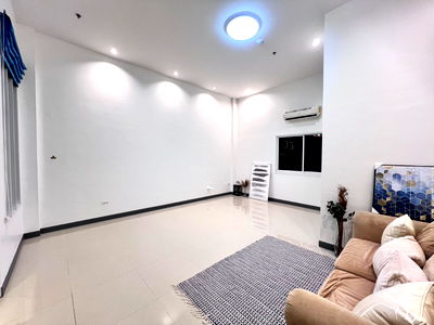 Shophouses for rent วิทยาลัยพณิชยการเชตุพน : ⚡️ Urgent! Shop space for rent at Chapter One Modern Dutch Rat Burana 33, ready for business. Call now 082-641-4199