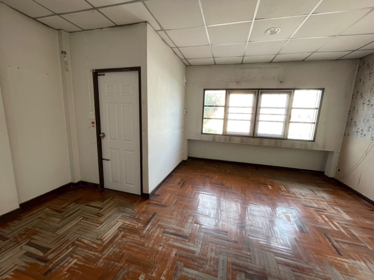 รูป ขายบ้านเดี่ยวหลังมุม หมู่บ้านวรนุช เพชรเกษม 68 แยก 31 ขายตามสภาพ ราคาต่อรองได้ ทำเลดี ใกล้ MRT บางแค - รูปที่ 4/15