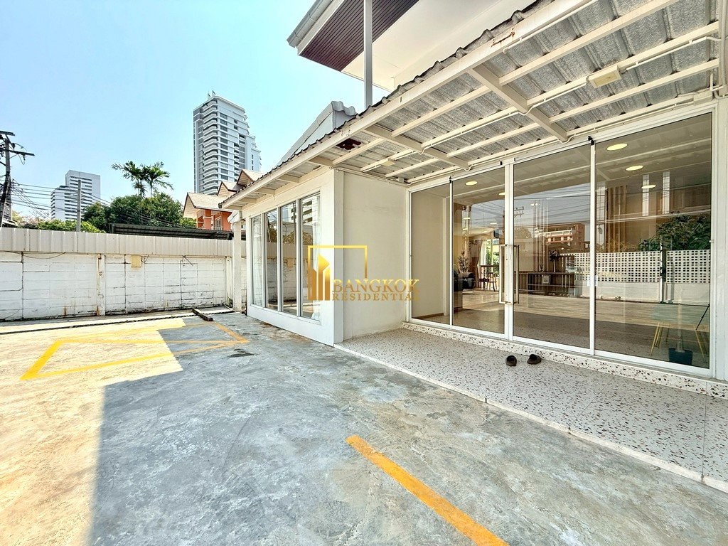 รูป Beautiful 4 Bedroom House For Rent in Ekkamai Area - BR28323SH - รูปที่ 4/46