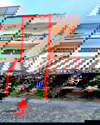 Shophouses for sale Thanon Chaloem Phra Kiat Ratchakan Thi 9 : Commercial building for sale in Chatnakorn Village, Prawet area. Close to the district office, schools, shopping centers and Suvarnabhumi Airport.