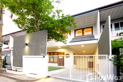 Townhouses for sale Big C Super Center Ekkamai : 3 Bedroom Townhouse for sale in Khlong Tan Nuea, Bangkok  1913114