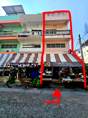 Shophouses for sale Thanon Chaloem Phra Kiat Ratchakan Thi 9 : Commercial building for sale in Chatnakorn Village, Prawet area, near Chalerm Phrakiat R.9 Road. Just steps from Prawet District Office.