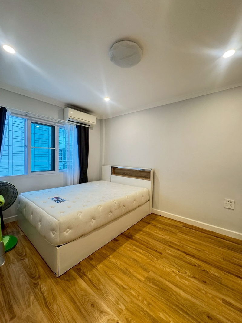 Townhouses for rent : N010 Townhome for Rent at Baan Klang Muang Ratchada–Mengjai 2, Huai Khwang, 3 Bedrooms, 4 Bathrooms, 45,000 THB per Month. Interested Line: @951qfbfi