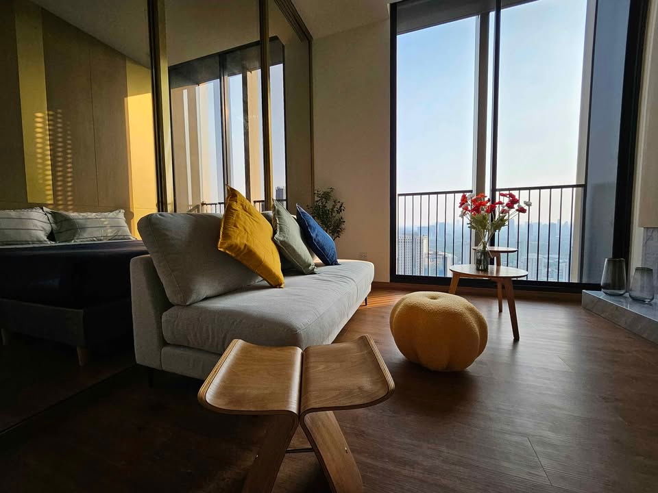 รูป 🏙️ คอนโดปล่อบเช่า – Asoke Area  🌿 วิวสวนป่าเบญจกิตติ  💰 42,500 บาท / เดือน    📐 45 ตร.ม. - รูปที่ 2/11