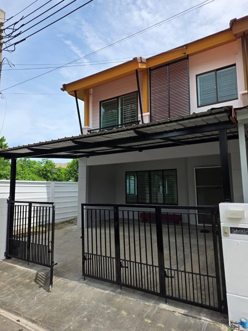 Townhouses for rent : 🔥 Corner Townhome for Rent — Prime Pattanakarn Location, Ready to Move In! 🔥