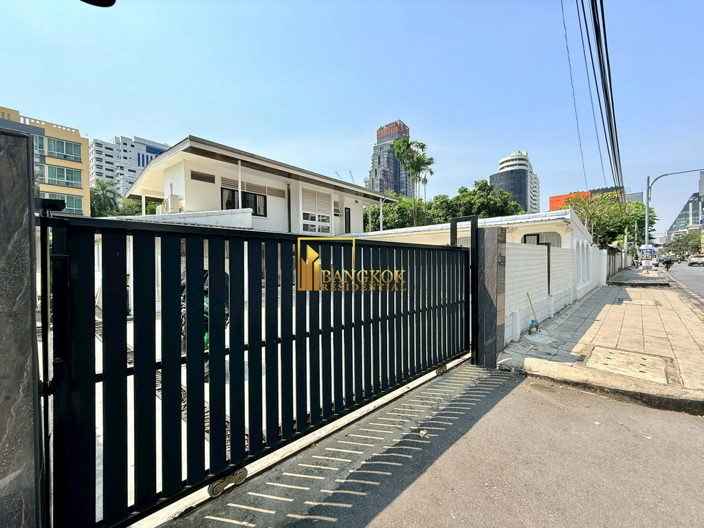 รูป Beautiful 4 Bedroom House For Rent in Ekkamai Area - BR28323SH - รูปที่ 2/46