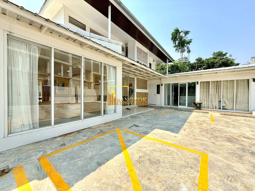 รูป Beautiful 4 Bedroom House For Rent in Ekkamai Area - BR28323SH - รูปที่ 3/46