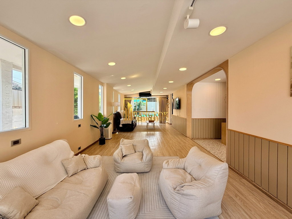 รูป Beautiful 4 Bedroom House For Rent in Ekkamai Area - BR28323SH - รูปที่ 12/46