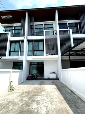 Townhouses for rent Bangkok : 3-BR Townhouse in Lat Phrao (ID 1679622)
