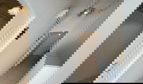 ขายด่วน!!โรงแรมสุขุมวิท ซ. 15   อยู่ตรงข้ามโรงเรียนนานาชาติ ใกล้สถานีรถไฟฟ้า BTS อโศก ใกล้รถไฟใต้ดิน MRT สุขุมวิท