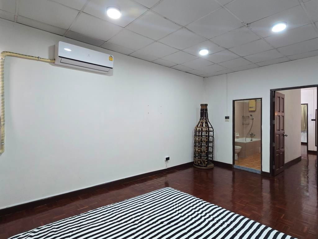 รูป ให้เช่าบ้านแฝดภายในรั้วเดียวกับเจ้าของบ้านขนาด 2 ห้องนอน 2ห้องน้ำ 150 ตรม. เดิน 10-15 นาทีถึงสถานีรถไฟฟ้าบีทีเอสเพลินจิตหรือสวนลุมฯ อนุญาตเลี้ยงสัตว์  - รูปที่ 46/54